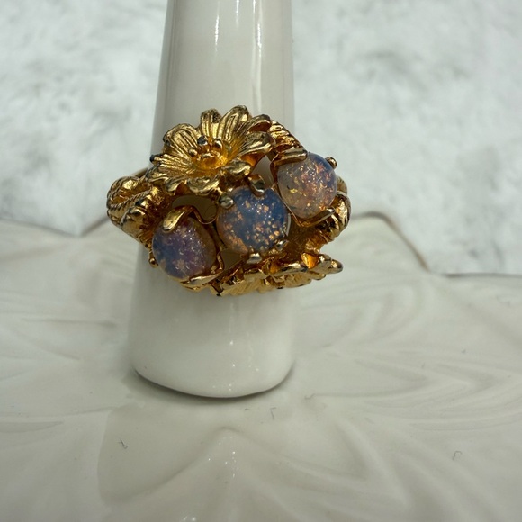 Avon Gold Ring with Floral Design and Opal Stones - Picture 3 of 10